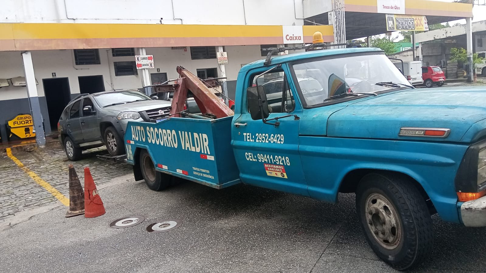 Caminhão guincho rebocando veículo em Guarulhos
