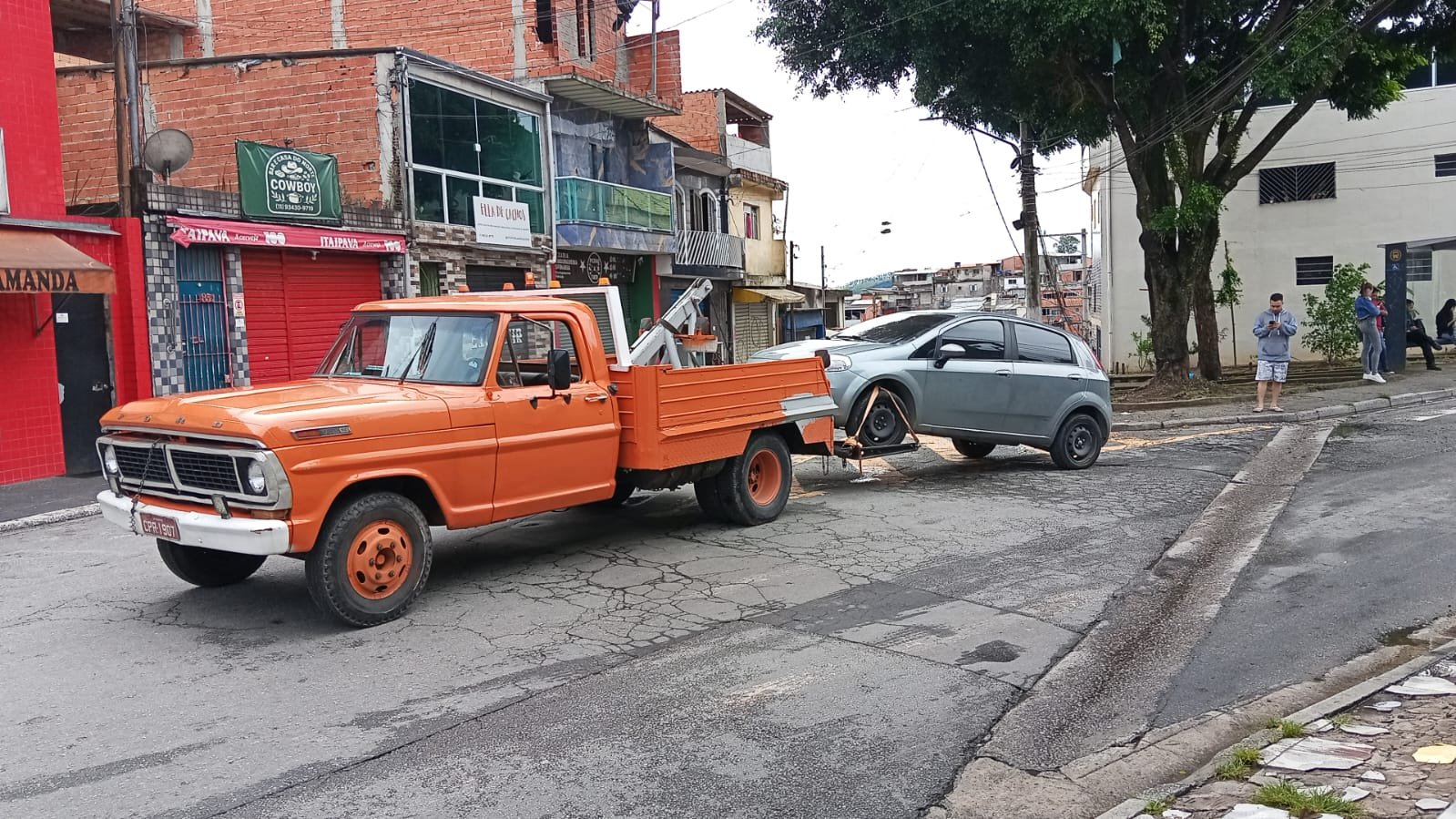 Guincho Valdir prestando atendimento de socorro veicular no bairro de Santana SP