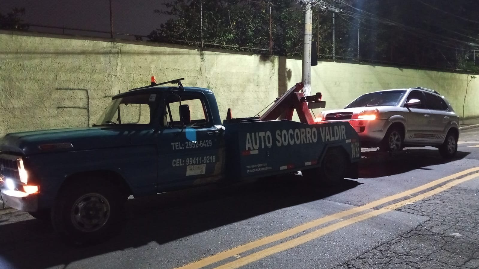 Guincho Valdir atendendo veículo na estrada em Guarulhos